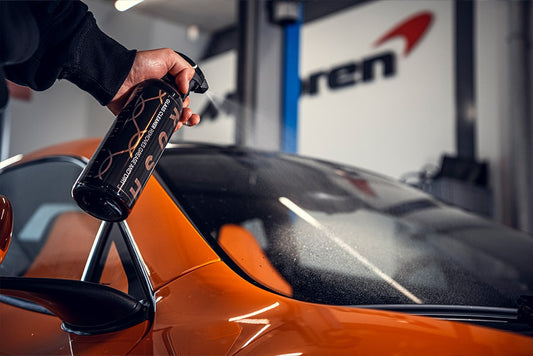 Buitenkant autoruit schoonmake met streeploos resultaat zonder gedoe