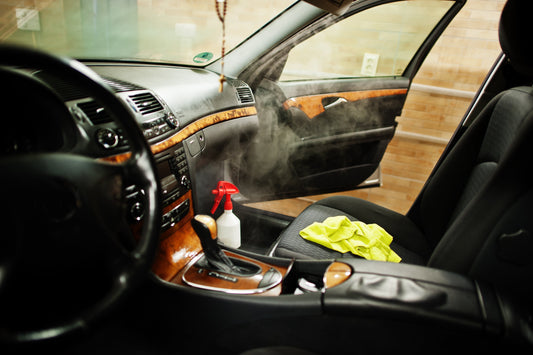 Muffe geur in auto oplossen: oorzaak en permanente oplossing